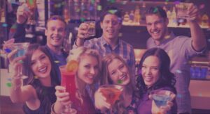 funcionários comemorando para ilustrar texto sobre organização de eventos corporativos