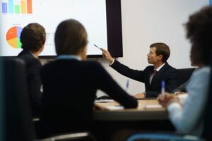 profissionais em reunião para ilustrar o texto evento como estratégia de marketing