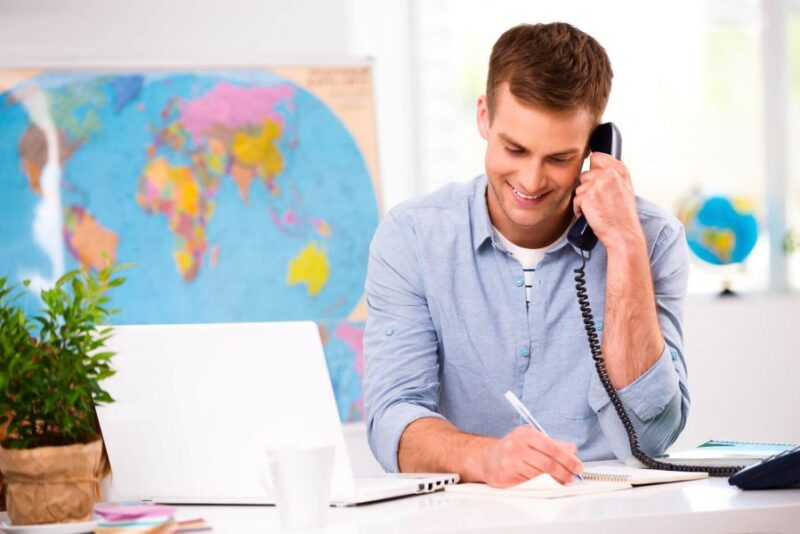 agente de viagens ao telefone para ilustrar texto sobre agências de viagens corporativas