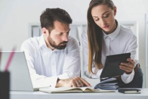 profissionais analisando propostas para ilustrar texto sobre redução de custo em eventos com fornecedores