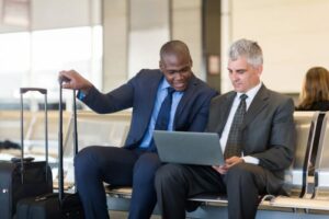 executivos em aeroporto para ilustrar texto sobre controle gastos viagens corporativas