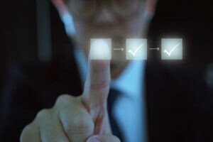 homem mexendo em dashboard para ilustrar texto sobre sistema de workflow