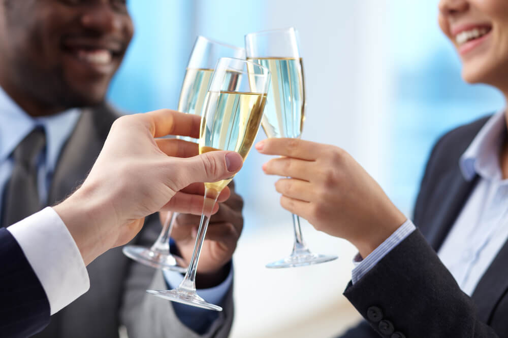 profissionais brindando para ilustrar texto sobre eventos empresariais