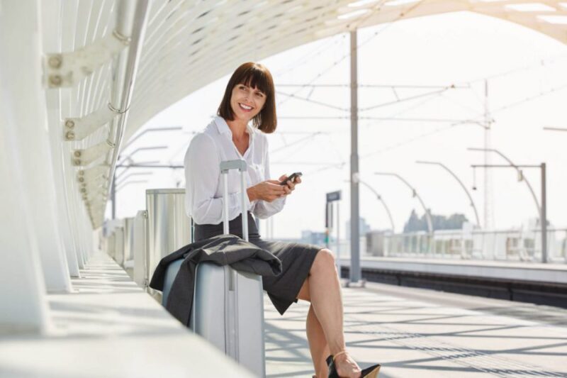 mulher executiva em aeroporto com mala para ilustrar texto de checklist de viagem corporativa