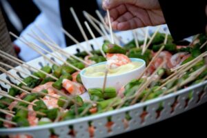 imagem de uma barca de sushi para ilustrar texto de buffet para eventos corporativos