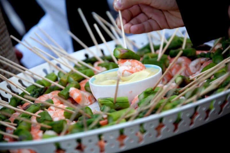 imagem de uma barca de sushi para ilustrar texto de buffet para eventos corporativos