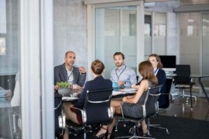 profissionais em reunião para ilustrar texto de gestão de facilities