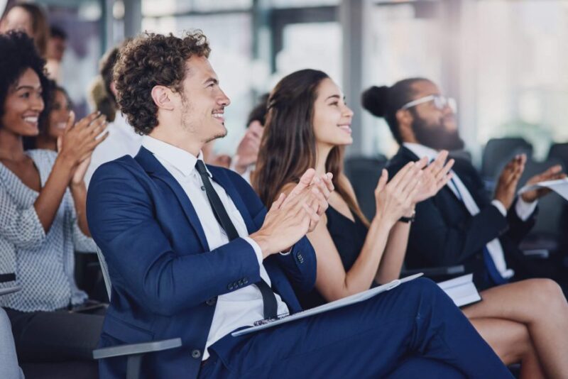 pessoas em evento para ilustrar texto sobre programa de incentivo