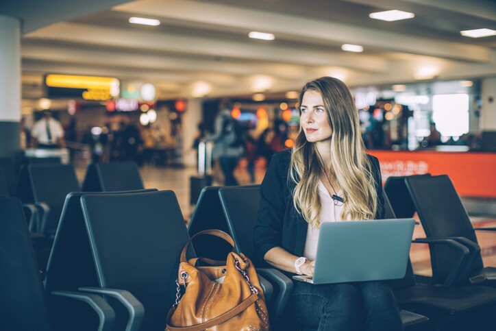 montar politica viagens millennials