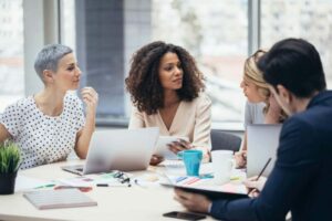 imagem de uma reunião de trabalho para ilustrar texto sobre produção de eventos corporativos