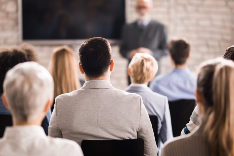imagem de um evento para ilustrar texto de como organizar conferência