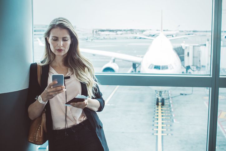 mulheres viajando sozinha trabalho
