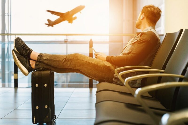 homem em sala de espera de aeroporto para ilustrar texto de bleisure