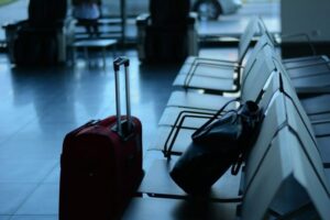 malas em aeroporto para ilustrar texto de como calcular custo de viagem corporativa