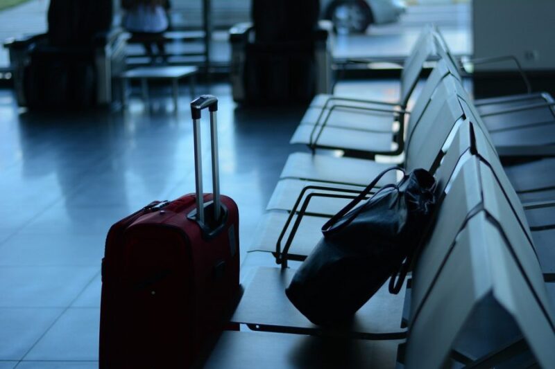 malas em aeroporto para ilustrar texto de como calcular custo de viagem corporativa