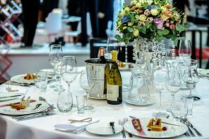 Mesa de evento para ilustrar texto sobre gestão de resíduos em eventos corporativos