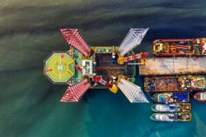 imagem de plataforma de petróleo para ilustrar texto sobre legislação offshore