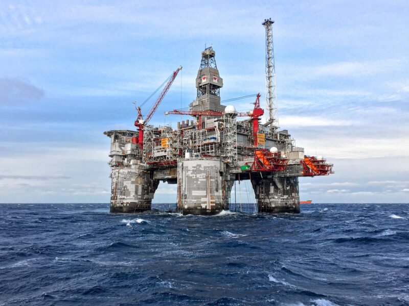 imagem de plataforma offshore para ilustrar texto sobre escala offshore
