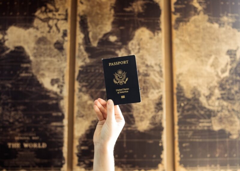 mão com passaporte para ilustrar texto sobre expatriados