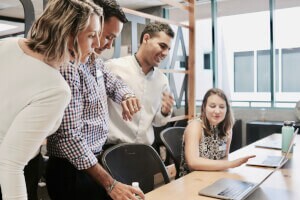 equipe trabalhando para ilustrar texto sobre marketing de incentivo