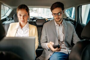 casal em um carro para ilustrar texto sobre mobilidade corporativa
