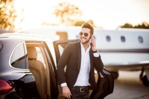 homem em frente a jatinho para ilustrar texto sobre Atendimento vip