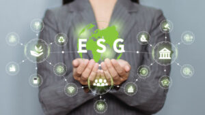 A imagem mostra as mãos de uma mulher com o símbolo do ESG