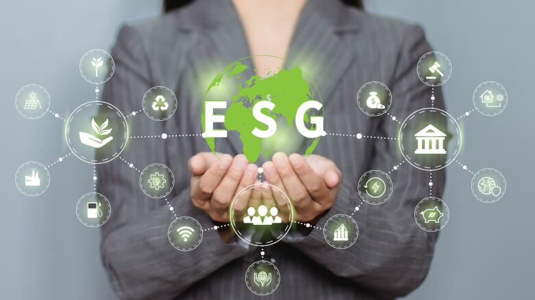 A imagem mostra as mãos de uma mulher com o símbolo do ESG