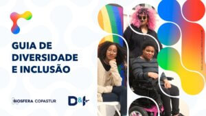Capa do Guia de Diversidade e Inclusão da Biosfera Copastur. O fundo é branco, com formas orgânicas em cinza-claro e elementos gráficos coloridos em azul, vermelho, amarelo, verde e roxo. À esquerda, em letras grandes e azul-escuro, está o título “GUIA DE DIVERSIDADE E INCLUSÃO”. Na parte inferior, aparecem os logotipos da Biosfera Copastur e da área de Diversidade e Inclusão (D&I). À direita, três pessoas aparecem em fotografias organizadas em molduras de contornos brancos. Na parte superior, uma pessoa negra de cabelo crespo e cor-de-rosa, usa óculos escuros, batom preto e roupa preta, diante de uma bandeira com faixas coloridas associada ao orgulho LGBTQIAPN+. Na parte inferior esquerda, uma pessoa negra de cabelos crespos escuros, óculos de grau e suéter bege está sentada, apoiando o queixo em uma das mãos. Ao lado, uma pessoa negra de cabelos curtos e escuros sorri sentada em uma cadeira de rodas motorizada rosa, usando blusa listrada em tons de cinza e preto. Na lateral direita, há o crédito fotográfico “FOTO: CHONA KASINGER | DISABLED AND HERE”.