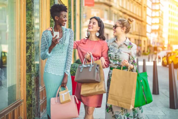 A foto mostra 3 mulheres felizes com as ações do dia da mulher na empresa que trabalham