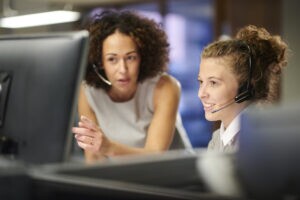 duas atendentes de telemarketing para ilustrar texto de atendimento personalizado e humanizado