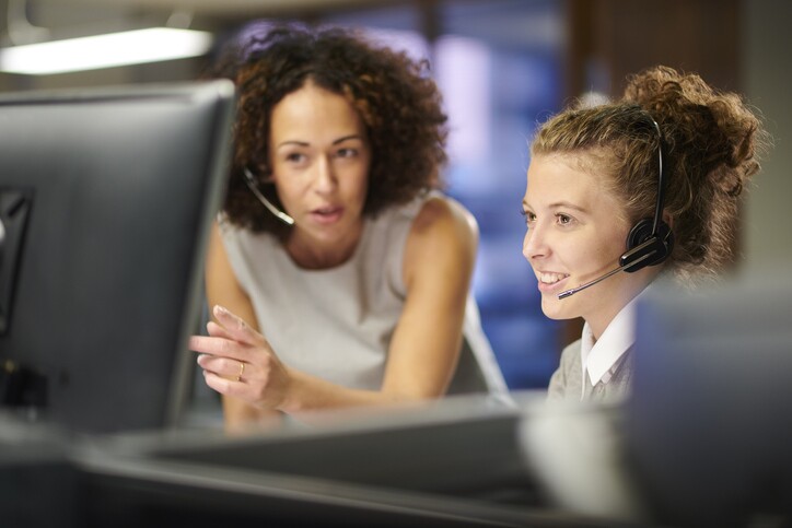 duas atendentes de telemarketing para ilustrar texto de atendimento personalizado e humanizado