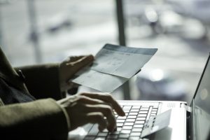 pessoa com bilhete aéreo para ilustrar texto de compra de passagens corporativas
