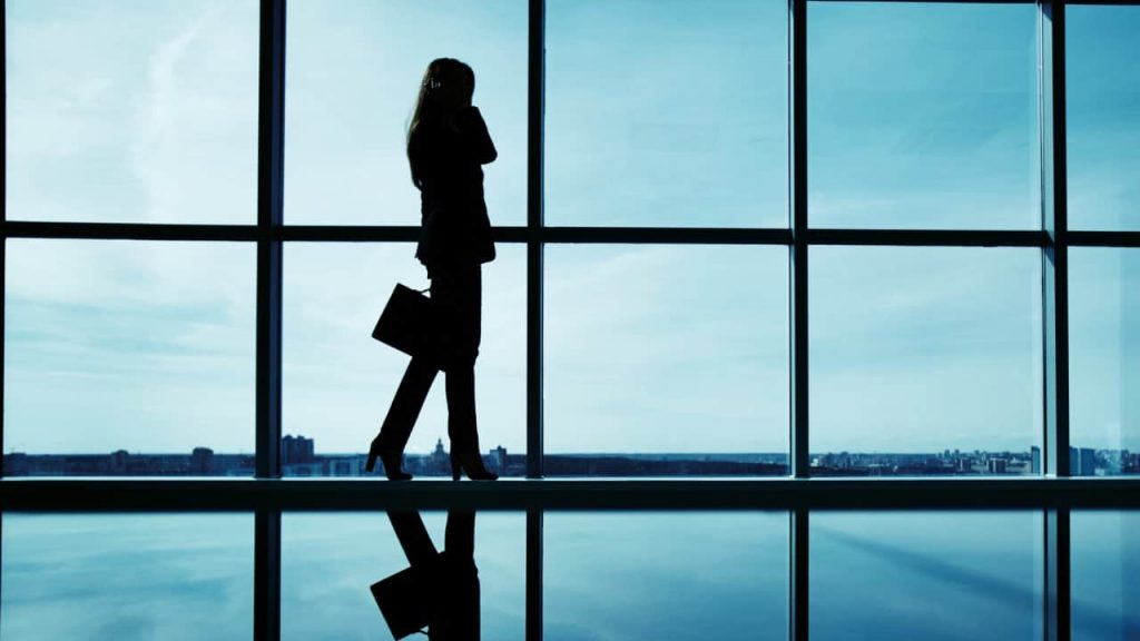 mulheres em aeroporto para ilustrar texto sobre mulheres em viagens