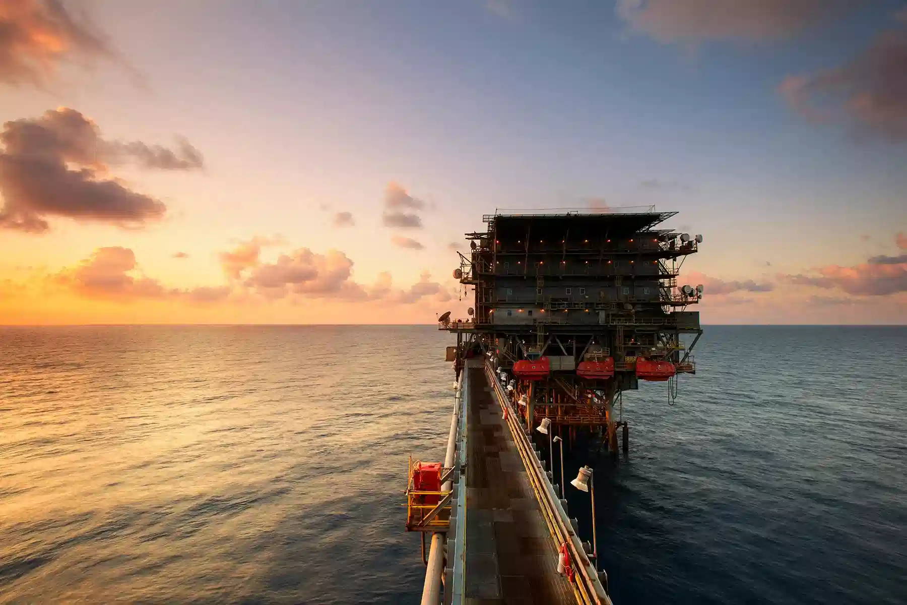 imagem de plataforma de petróleo para texto sobre segurança offshore
