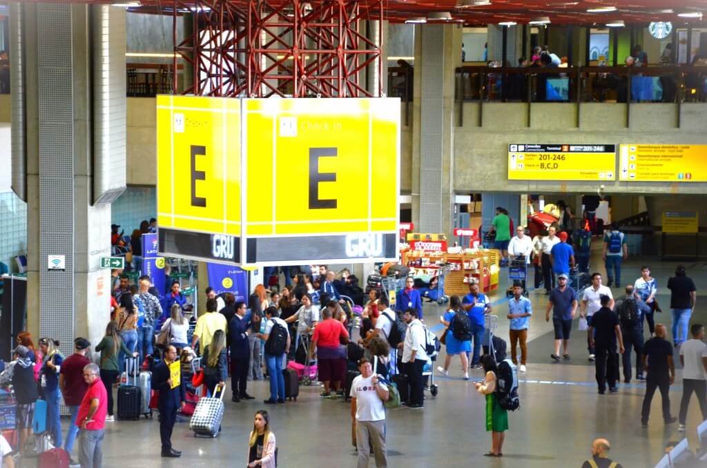 Anac multa aeroporto de Guarulhos por falha na prestação de serviço a passageiros