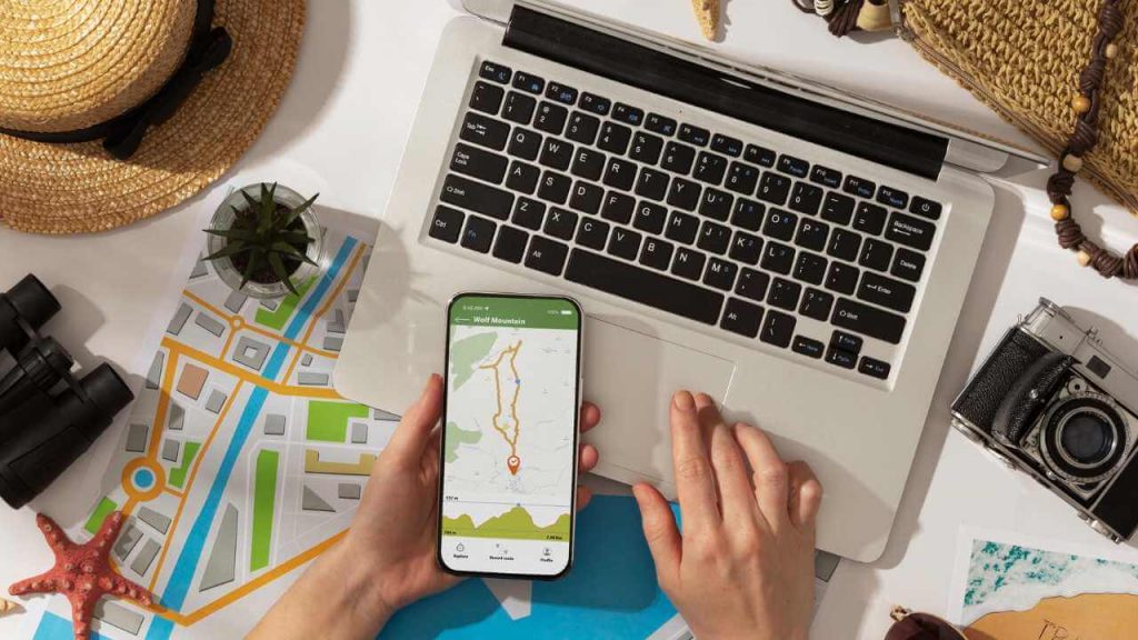 pessoa usando smartphone perto de notebook para ilustrar texto sobre hiperpersonalização