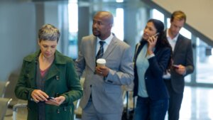 profissionais em aeroporto para ilustrar yexto sobre hiperpersonalização nas viagens