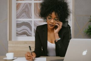 mulher negra falando ao telefone para ilustrar texto sofre RSVP