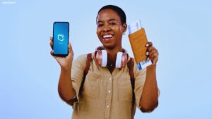 mulher negra segurando um celular com c+ da copastur