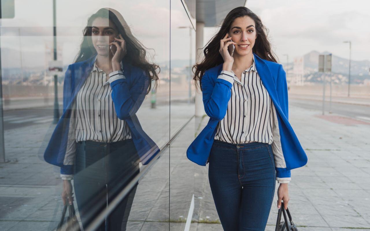 mulher em aeroporto para ilustrar texto sobre experiência do colaborador