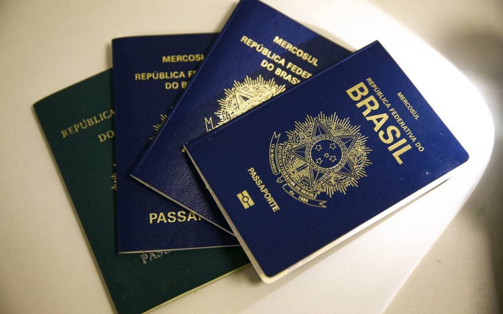 imagem de passaportes para ilustrar texto sobre documentos para viajar