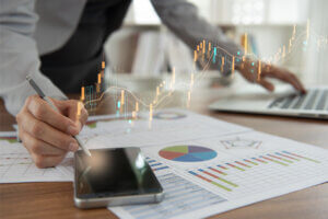 homem analisando documentos para ilustrar texto sobre relatório corporativo