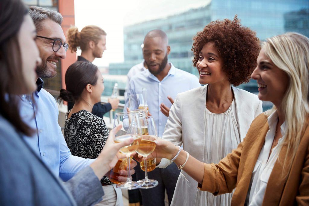profissionais comemorando para ilustrar texto sobre eventos pequenos