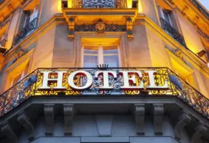 fachada de hotel para ilustrar texto sobre hotel para evento corporativo