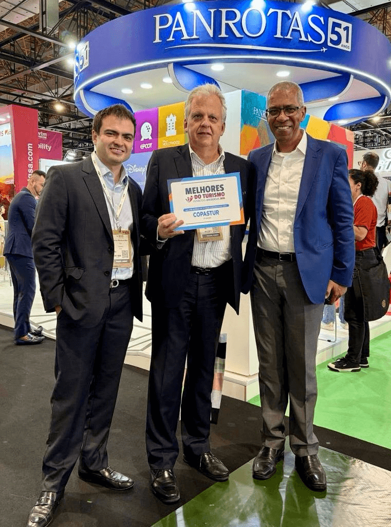 Copastur recebe o prêmio Melhores do Turismo 2025 - Foto: Edmar Mendoza (CEO), Edmar Bull (Presidente) e Reifer Souza Jr (CRO) segurando o prêmio da Copastur