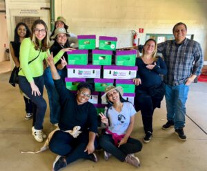Copastur e Orgânico Solidário: uma parceria de impacto socioambiental positivo (pessoas colaboradoras da Copastur em frente às caixas de orgânicos montadas)