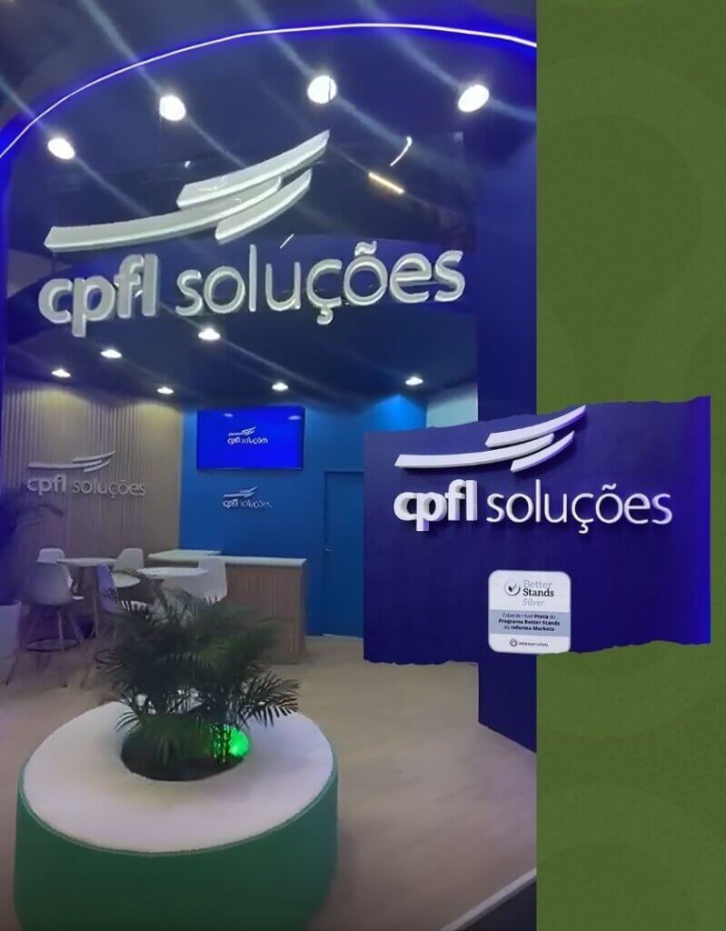 #PraCegoVer: stand em tons de azul, com luz de LED em volta, logotipo branco da CPFL Soluções, banco circular em tons de verde ao centro com plantas na parte de dentro, uma TV e mesa e cadeiras ao fundo, além de chão de madeira. (Stand da CPFL Soluções criado pela Aquarela Agência recebeu o selo Better Stands Silver da Informa Markets)