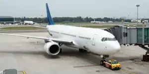 imagem de avião em aeroporto para ilustrar texto sobre o futuro das agências de viagens