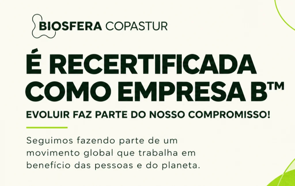 Imagem com fundo bege-claro e elementos gráficos decorativos em verde-limão, formando linhas curvas e formas orgânicas nas bordas direita e inferior. No canto superior esquerdo, aparece o logotipo da Biosfera Copastur, em verde-escuro. Logo abaixo, em letras grandes, em caixa alta e em negrito, está a frase: “É RECERTIFICADA COMO EMPRESA B™”. Na sequência, também em verde-escuro e em negrito, lê-se: “EVOLUIR FAZ PARTE DO NOSSO COMPROMISSO!”. Abaixo de uma linha horizontal verde-limão, aparece o texto: “Seguimos fazendo parte de um movimento global que trabalha em benefício das pessoas e do planeta”. A sigla ‘TM’ aparece em tamanho menor e sobrescrita, na parte superior direita da letra B, como símbolo de marca comercial.
